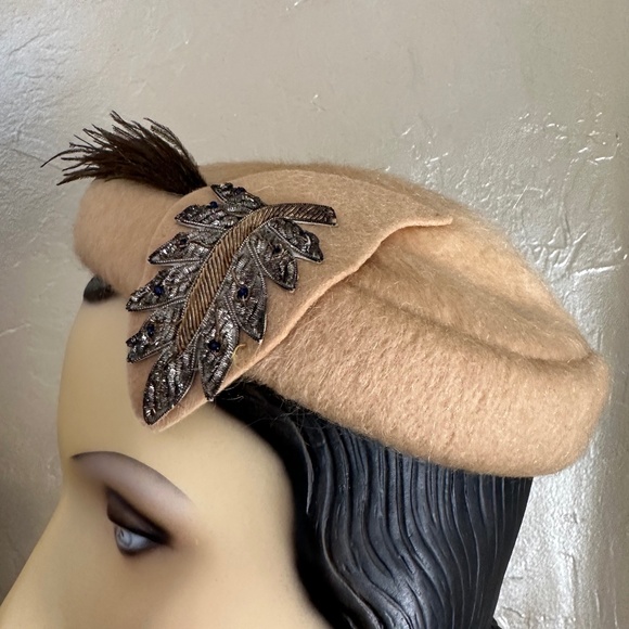 STYLISH 1950s\' MUSTARD FURRY FELT TOQUE WITH BEADED TRIM & BROWN OSTRICH FEATHER main image 4